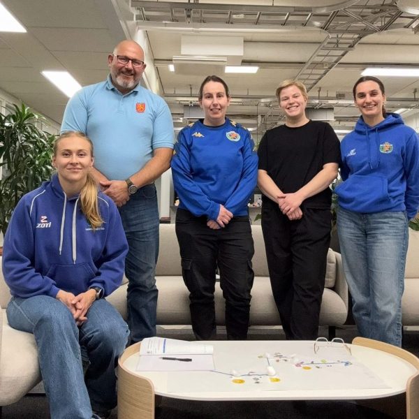 Helsinki Rugby Clubin vapaaehtoisia World Rugbyn johtajuuskoulutuksessa