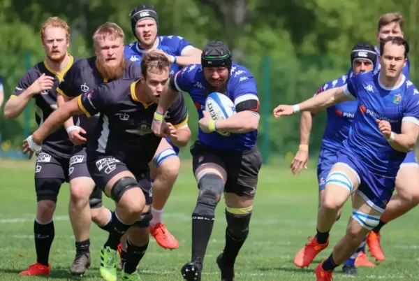 Helsinki Rugby Clubin miesten pelaaja etenee pallon kanssa ottelussa