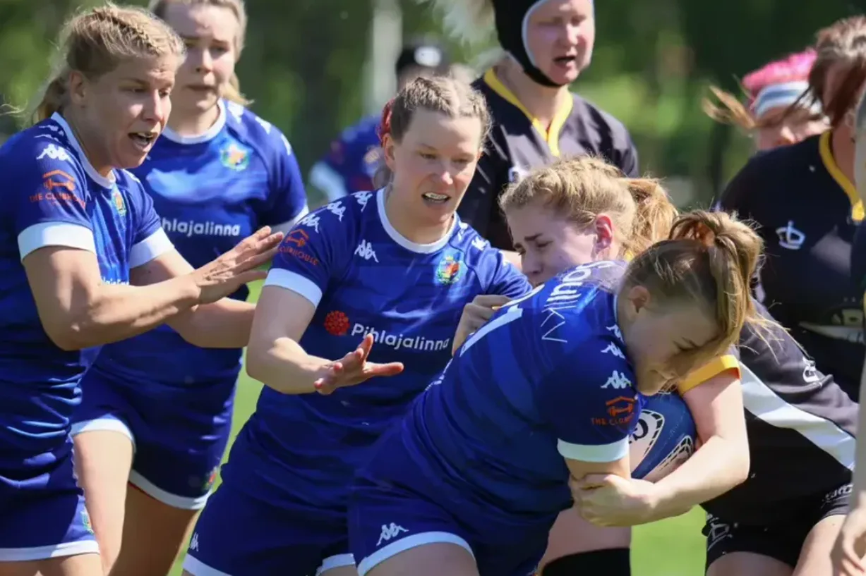 Helsinki Rugby Clubin naisten pelaaja etenee pallon kanssa ottelussa