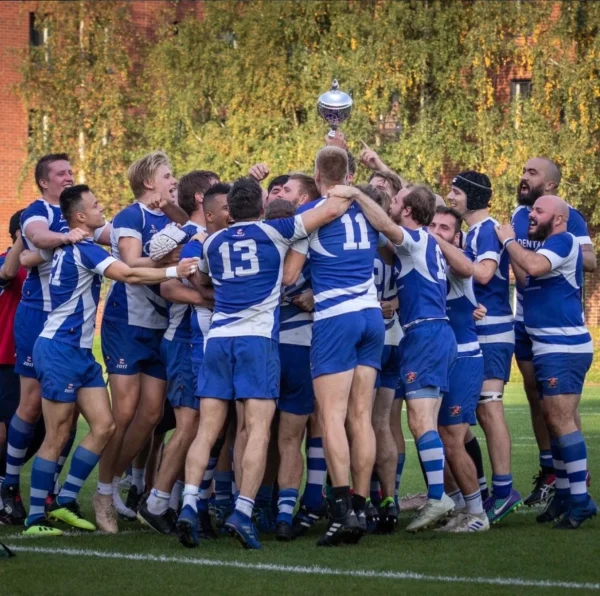 Helsinki Rugby Clubin miesten Big Guns juhlii voittoa pokaalin kanssa