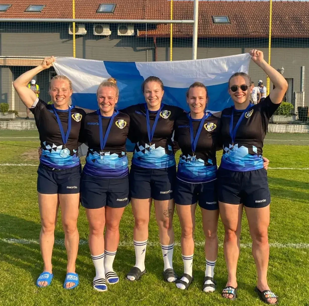 Helsinki Rugby Clubin naisten maajoukkuepelaajat Suomen lipun kanssa
